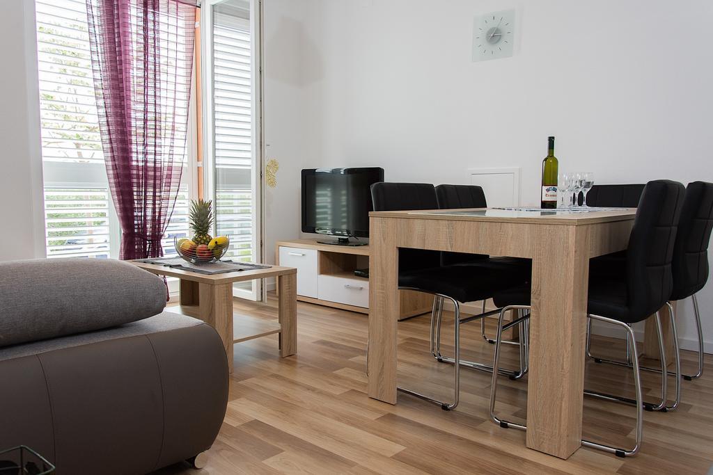 Apartment Gamma With Hydromassage Mini Pool Near Split Zrnovnica Exterior photo
