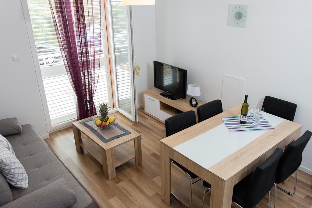 Apartment Gamma With Hydromassage Mini Pool Near Split Zrnovnica Exterior photo
